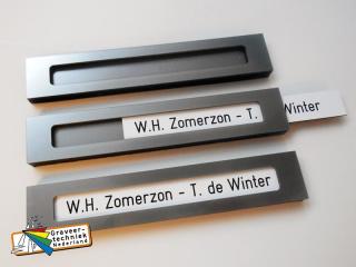 Naamhouder 110x20x6mm zonder huisnummer, materiaal perspex metallic, zelfklevend met zij-inschuif naamplaatje.